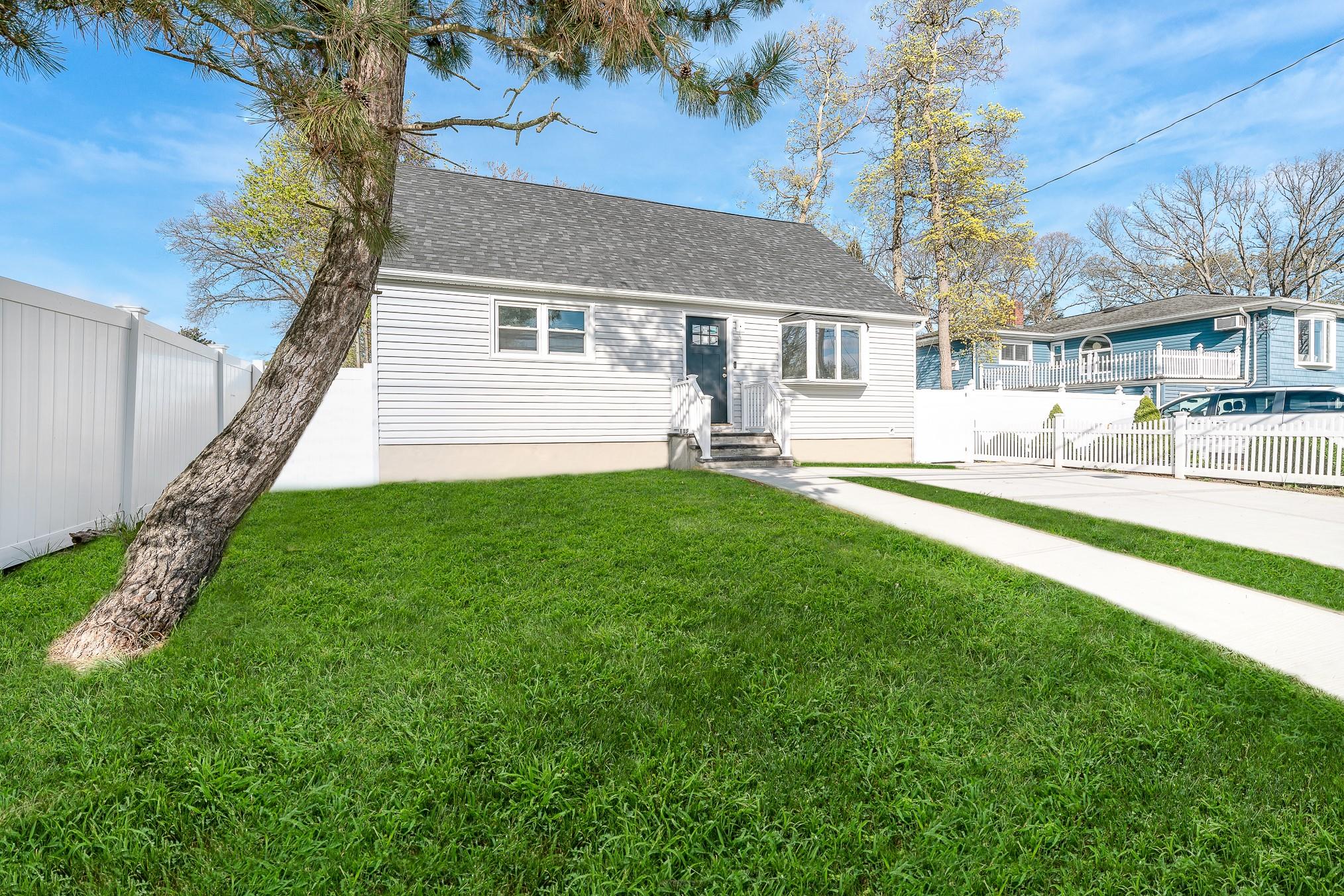 216 S Delaware Avenue, Lindenhurst, New York image 2