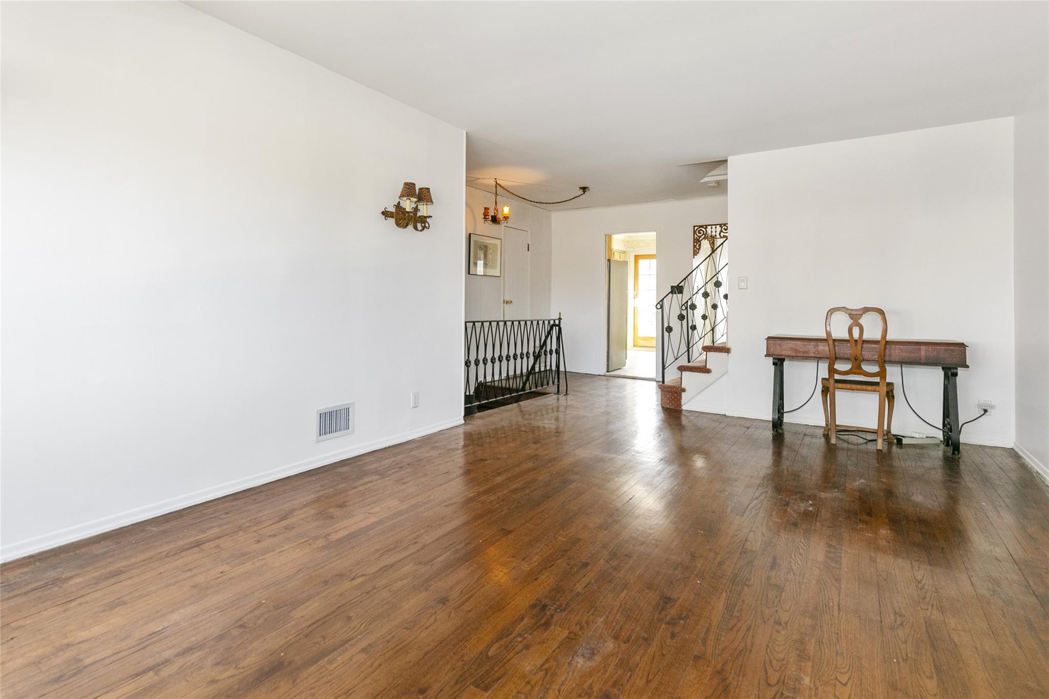 15-15 Utopia Parkway, Whitestone, New York image 3