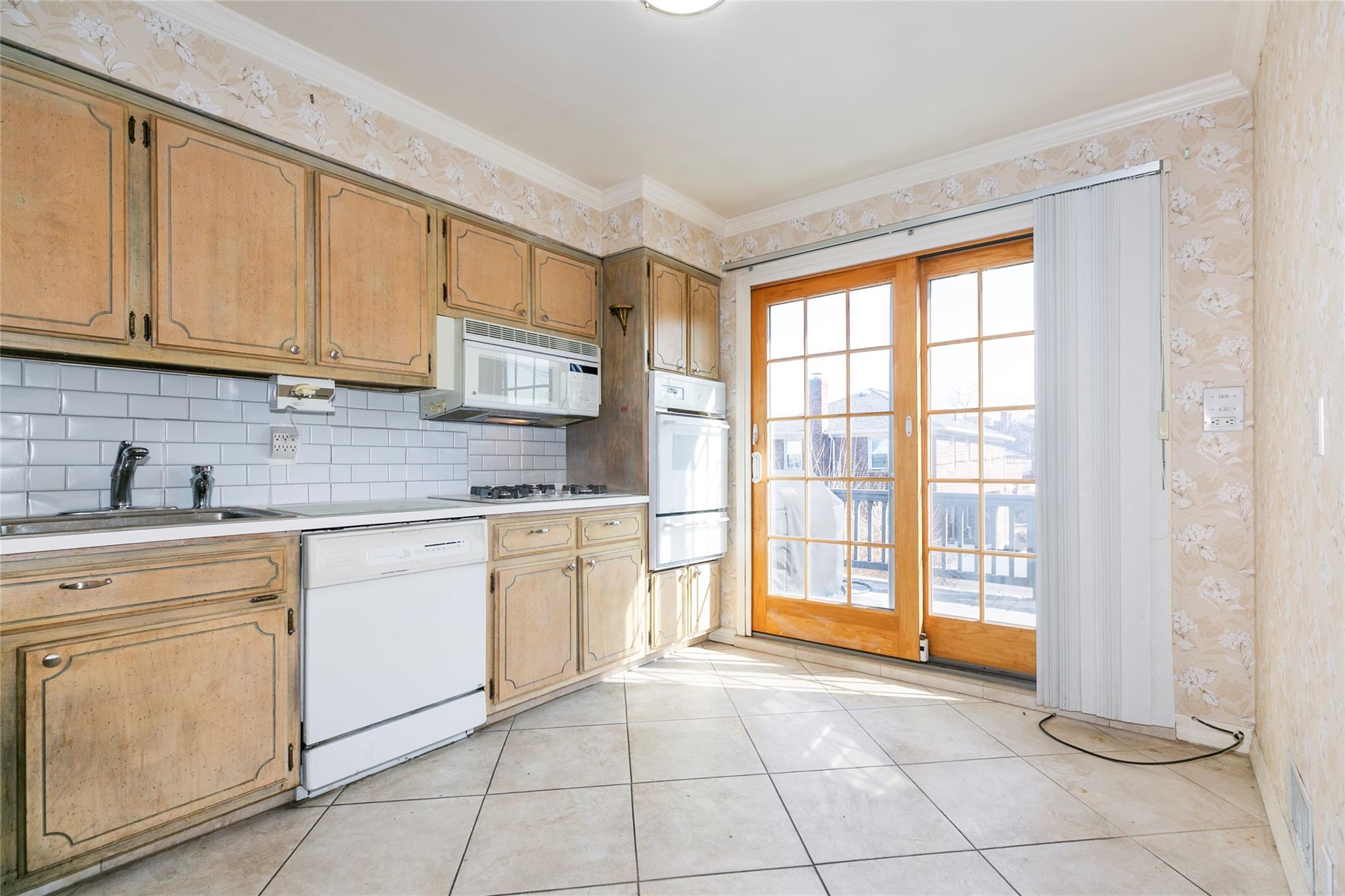 15-15 Utopia Parkway, Whitestone, New York image 6