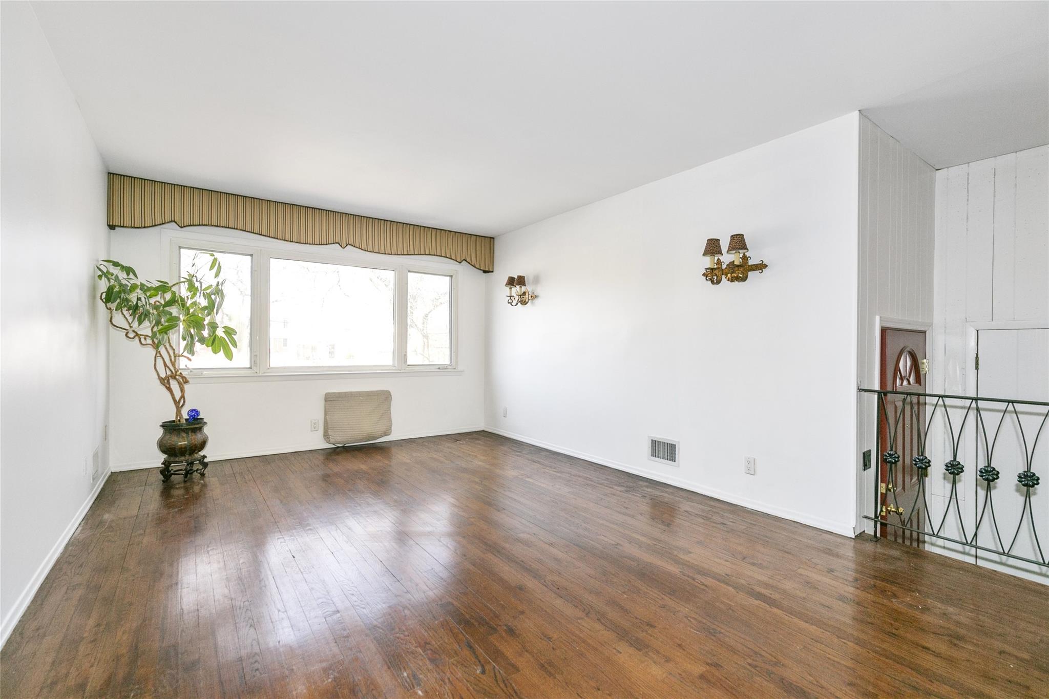 15-15 Utopia Parkway, Whitestone, New York image 2