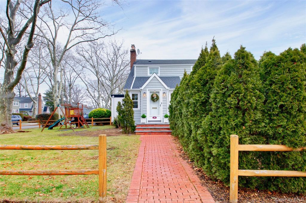 Photo of 20 Salisbury Avenue, Stewart Manor, NY 11530 (MLS # 951870)