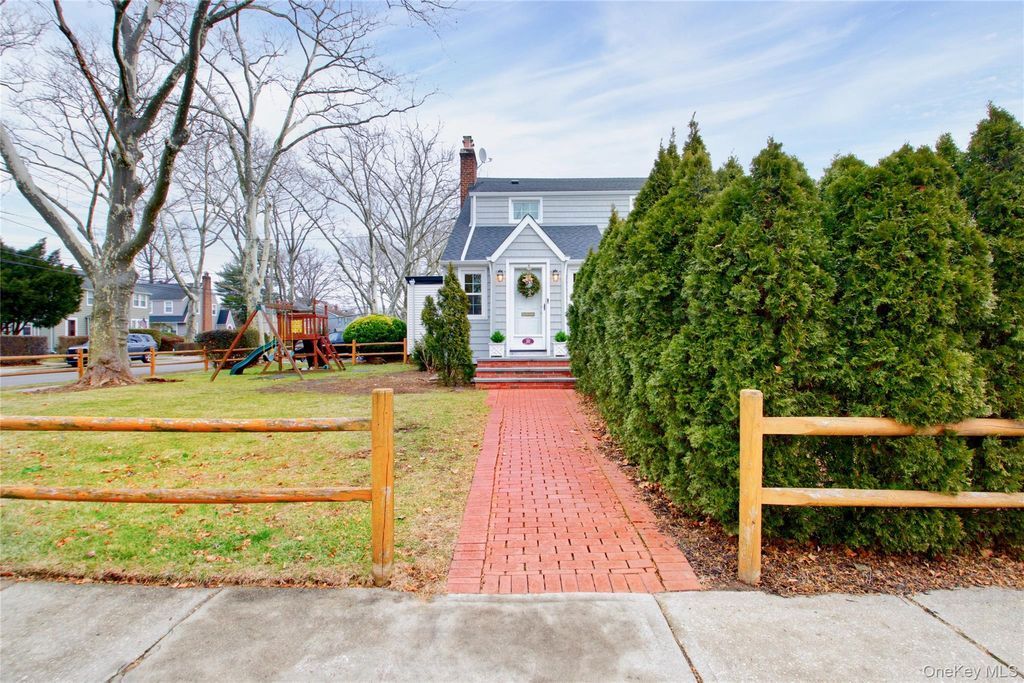 Photo of 20 Salisbury Avenue, Stewart Manor, NY 11530 (MLS # 951870)