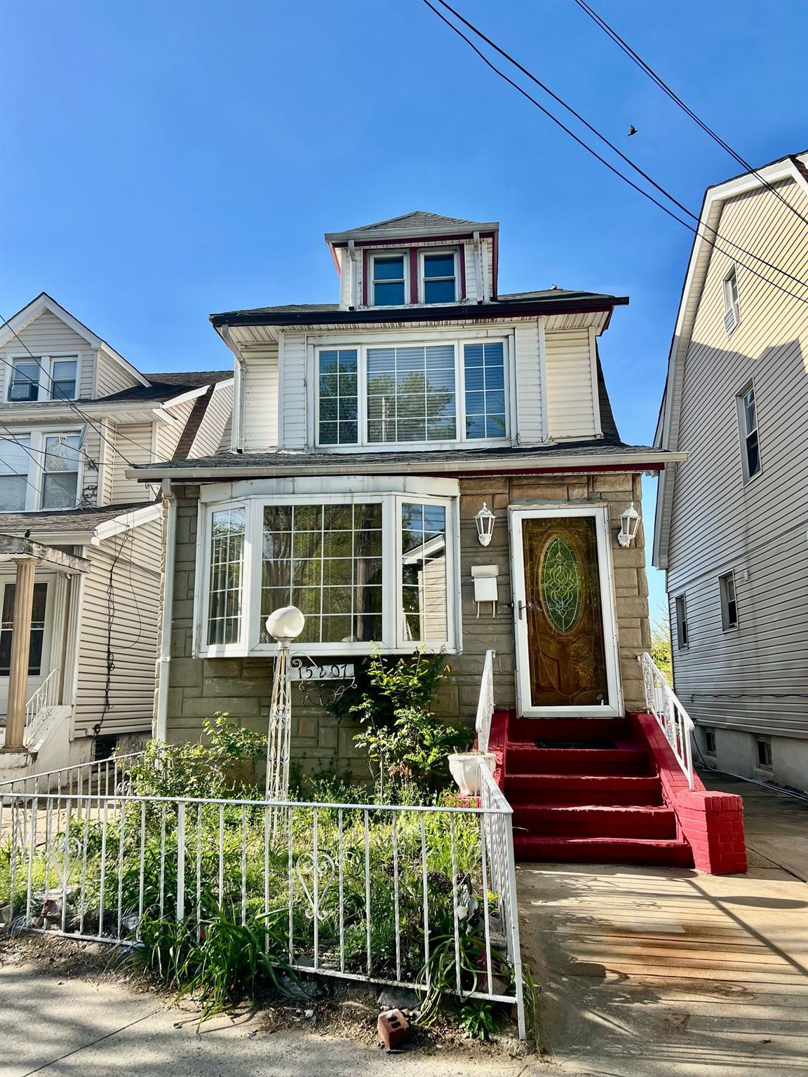 125th Avenue, Jamaica, Queens, NY - 3 Bedrooms  
3 Bathrooms  
9 Rooms - 