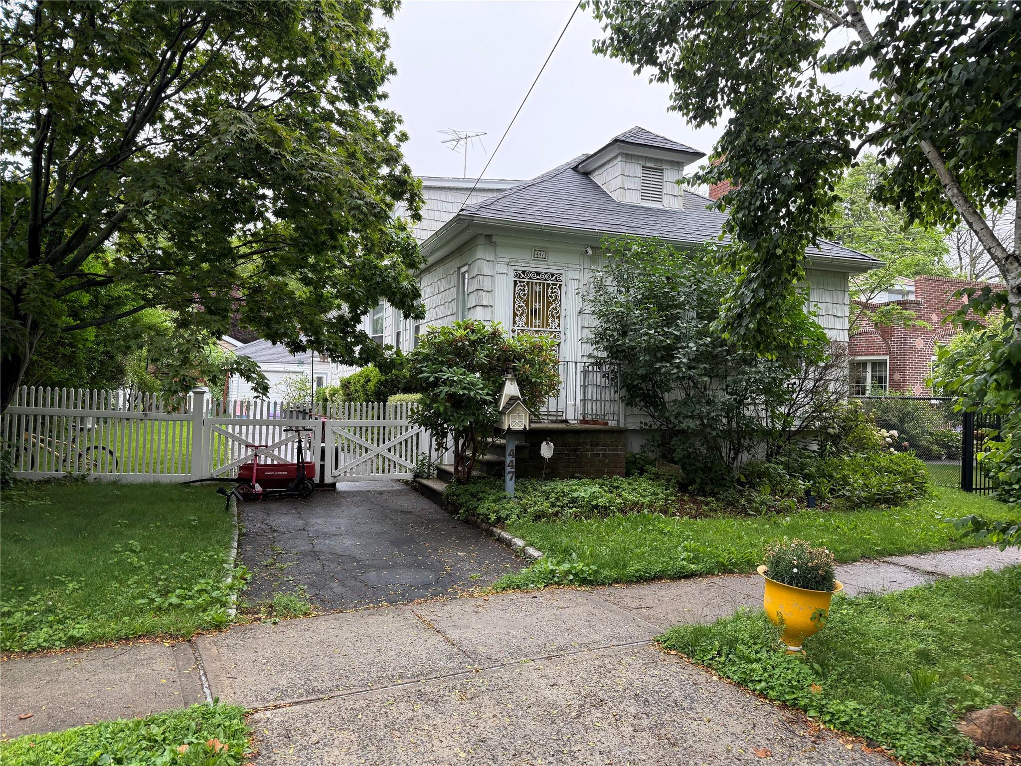 King Avenue, Bronx, New York - 2 Bedrooms  
2 Bathrooms  
6 Rooms - 