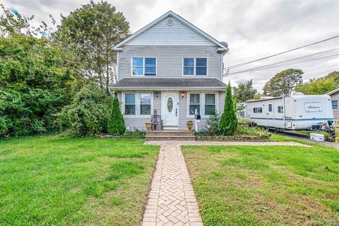 Photo of 70 Robert Street, Patchogue, NY 11772 (MLS # 924856)