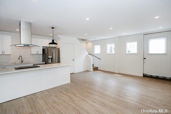 Roslyn, New York 11576, United States, 2 Bedrooms Bedrooms, ,2 BathroomsBathrooms,Residential,Active,250440