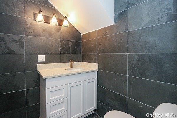 Roslyn, New York 11576, United States, 2 Bedrooms Bedrooms, ,2 BathroomsBathrooms,Residential,Active,250440