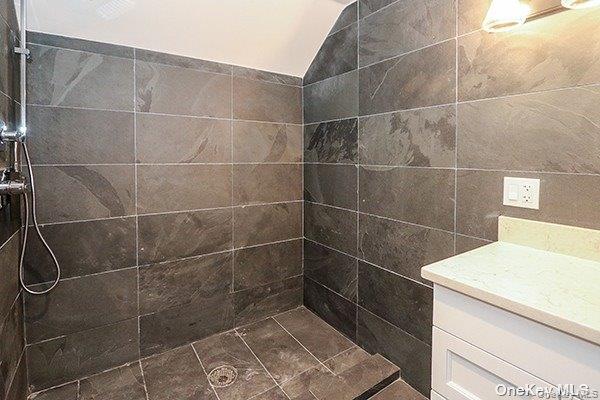 Roslyn, New York 11576, United States, 2 Bedrooms Bedrooms, ,2 BathroomsBathrooms,Residential,Active,250440