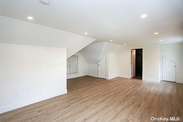 Roslyn, New York 11576, United States, 2 Bedrooms Bedrooms, ,2 BathroomsBathrooms,Residential,Active,250440