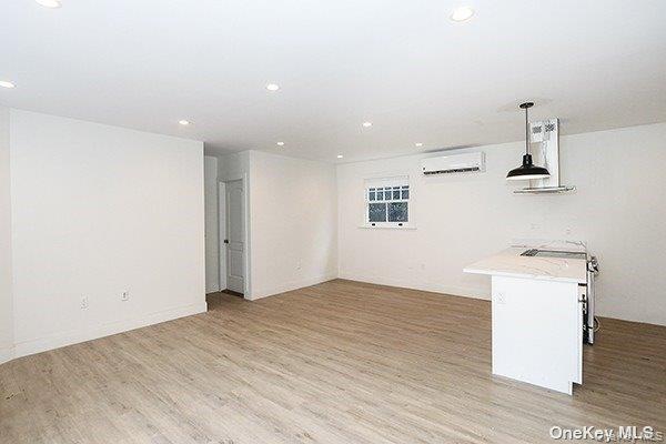 Roslyn, New York 11576, United States, 2 Bedrooms Bedrooms, ,2 BathroomsBathrooms,Residential,Active,250440