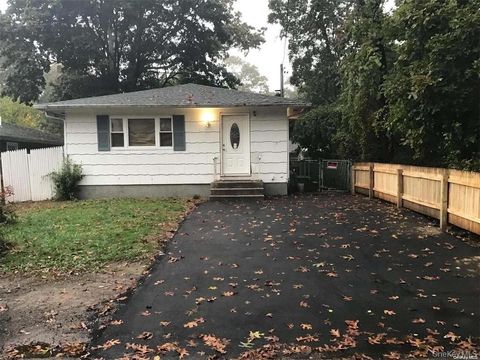 Photo of 20 Broadway, Mastic, NY 11950 (MLS # 948325)