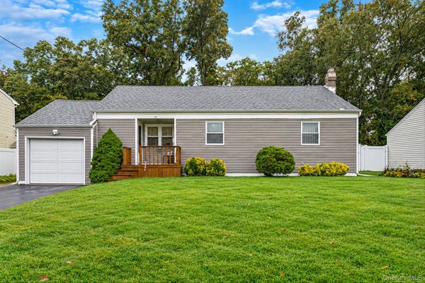 24 CHAPEL PL, NORTH BABYLON, NY 11703 - Image e399a7bc87f503ba92a39f00fdbca98b/4190390094