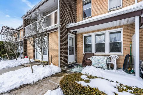 Condo For Sale - 280 Artist Lake Drive<br/> Middle Island, NY 11953