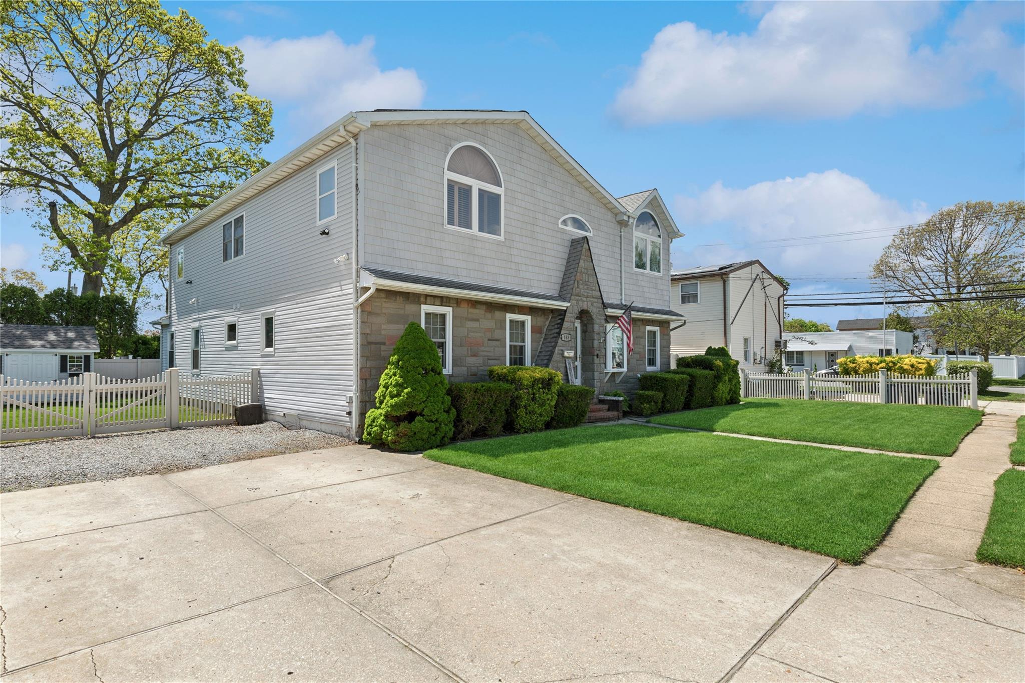 183 N Greene Avenue, Lindenhurst, New York image 3