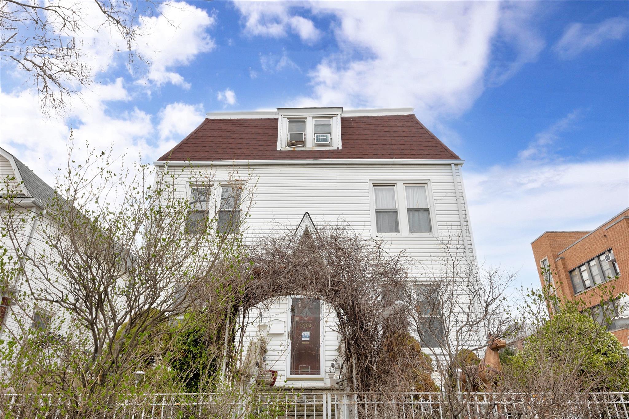 Seabury Street, Elmhurst, Queens, NY - 9 Bedrooms  
6 Bathrooms  
16 Rooms - 