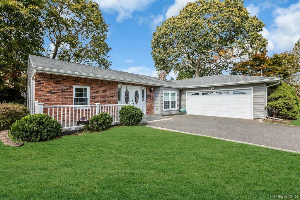 Photo of 92 Barrett Avenue, Bayport, NY 11705 (MLS # 922648)