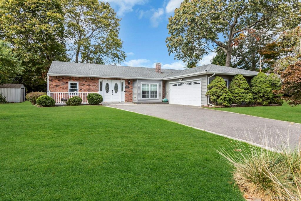Photo of 92 Barrett Avenue, Bayport, NY 11705 (MLS # 922648)