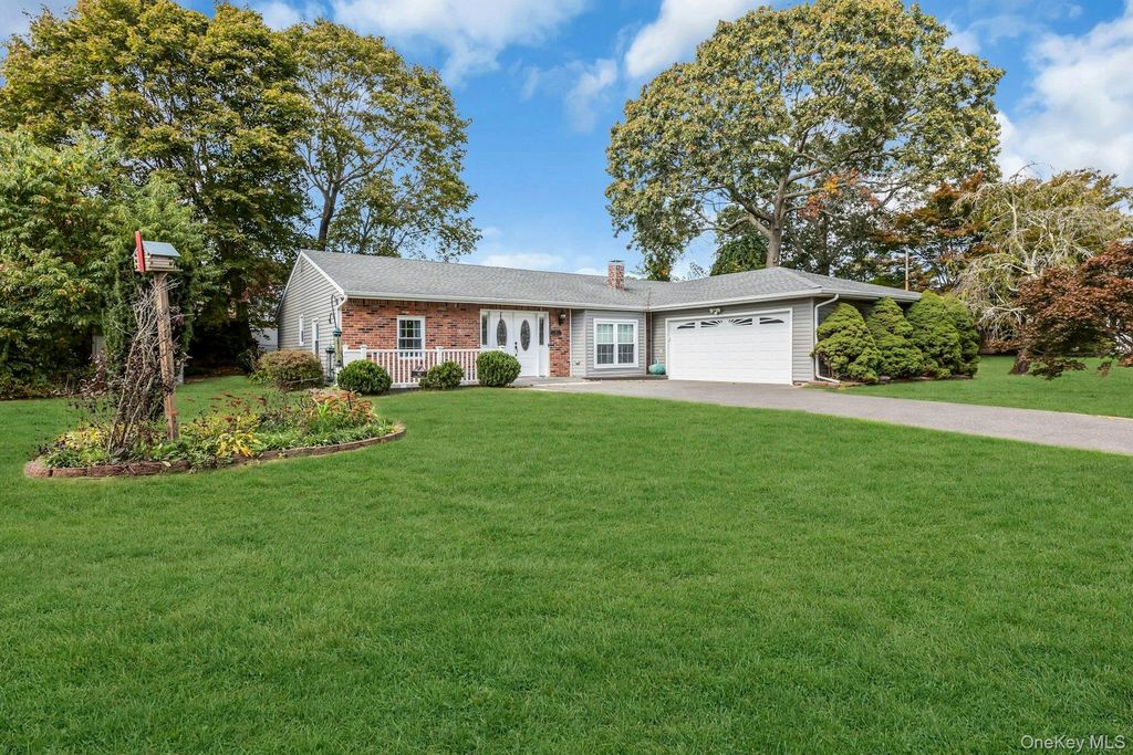 Photo of 92 Barrett Avenue, Bayport, NY 11705 (MLS # 922648)