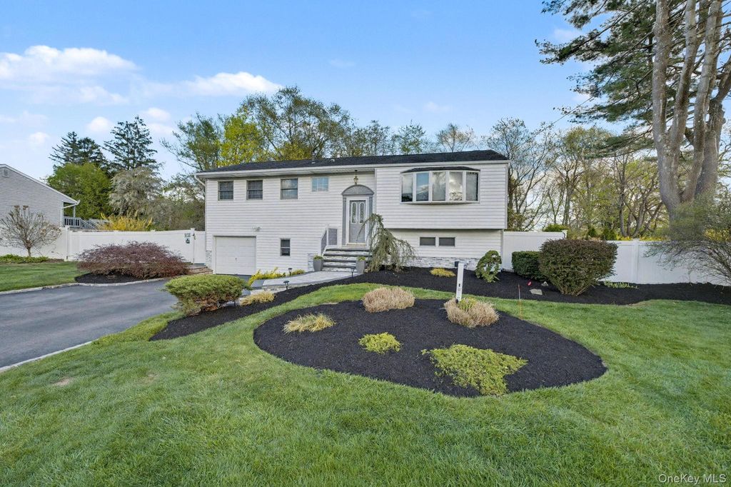 Photo of 27 Frontier Lane, East Northport, NY 11731 (MLS # 999548)