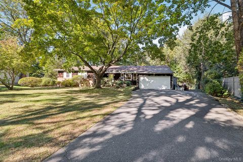 Photo of 10 Printer Court, Huntington Station, NY 11746 (MLS # 927613)