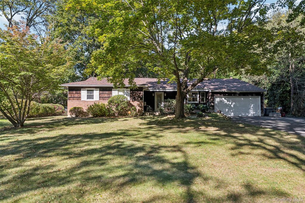 Photo of 10 Printer Court, Huntington Station, NY 11746 (MLS # 927613)