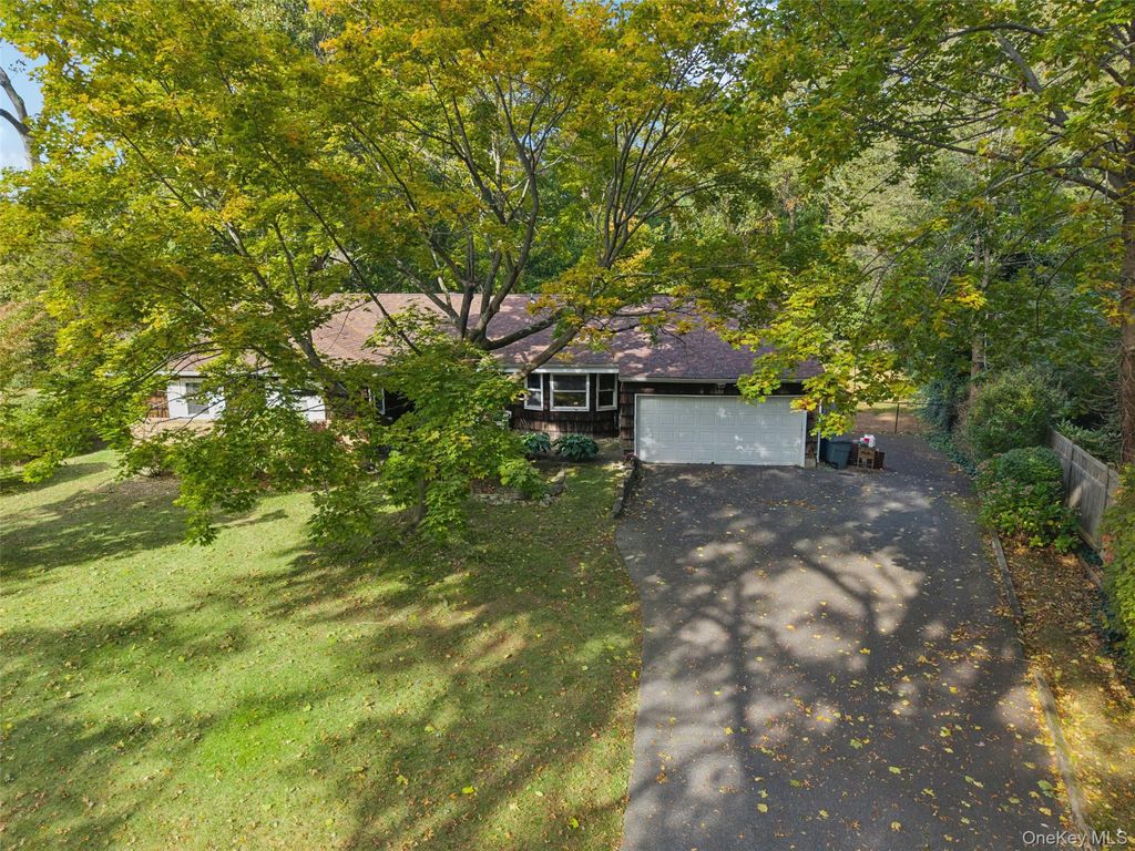 Photo of 10 Printer Court, Huntington Station, NY 11746 (MLS # 927613)