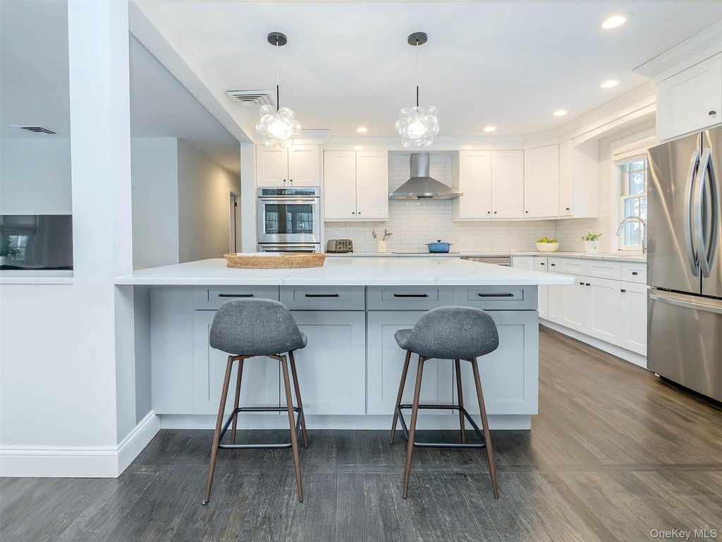 Photo of 16 Underhill Road, Glen Head, NY 11545 (MLS # 956952)