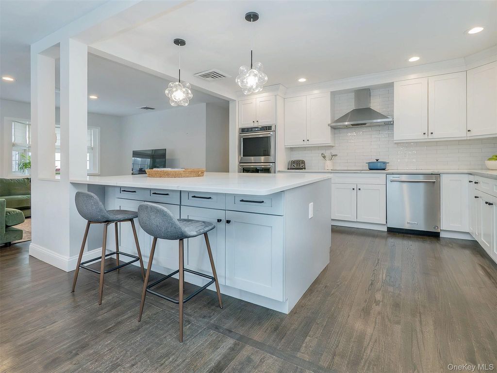 Photo of 16 Underhill Road, Glen Head, NY 11545 (MLS # 956952)