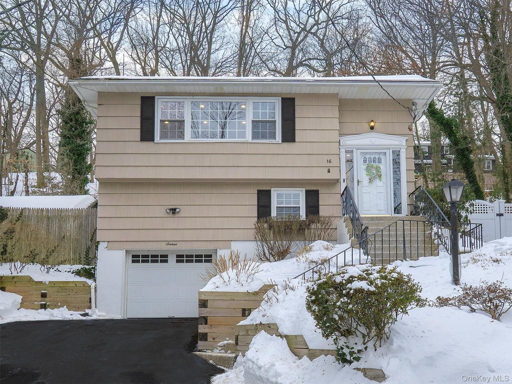 Photo of 16 Underhill Road, Glen Head, NY 11545 (MLS # 956952)