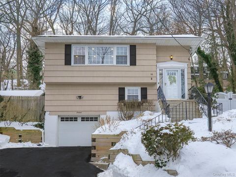 Homes For Sale - 16 Underhill Road<br/> Glen Head, NY 11545
