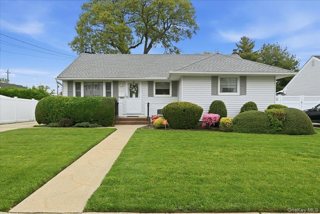 Photo of 3903 Lincoln Street, Seaford, NY 11783 (MLS # 997462)