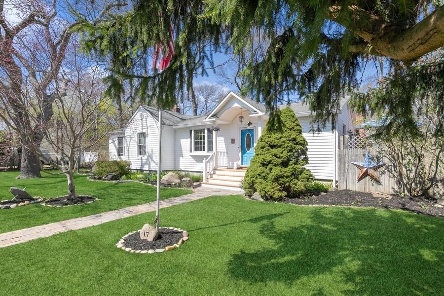 17 Columbus Street, East Patchogue, New York image 2