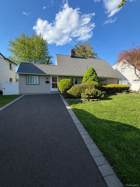 27 Blossom Lane Levittown NY 11756
