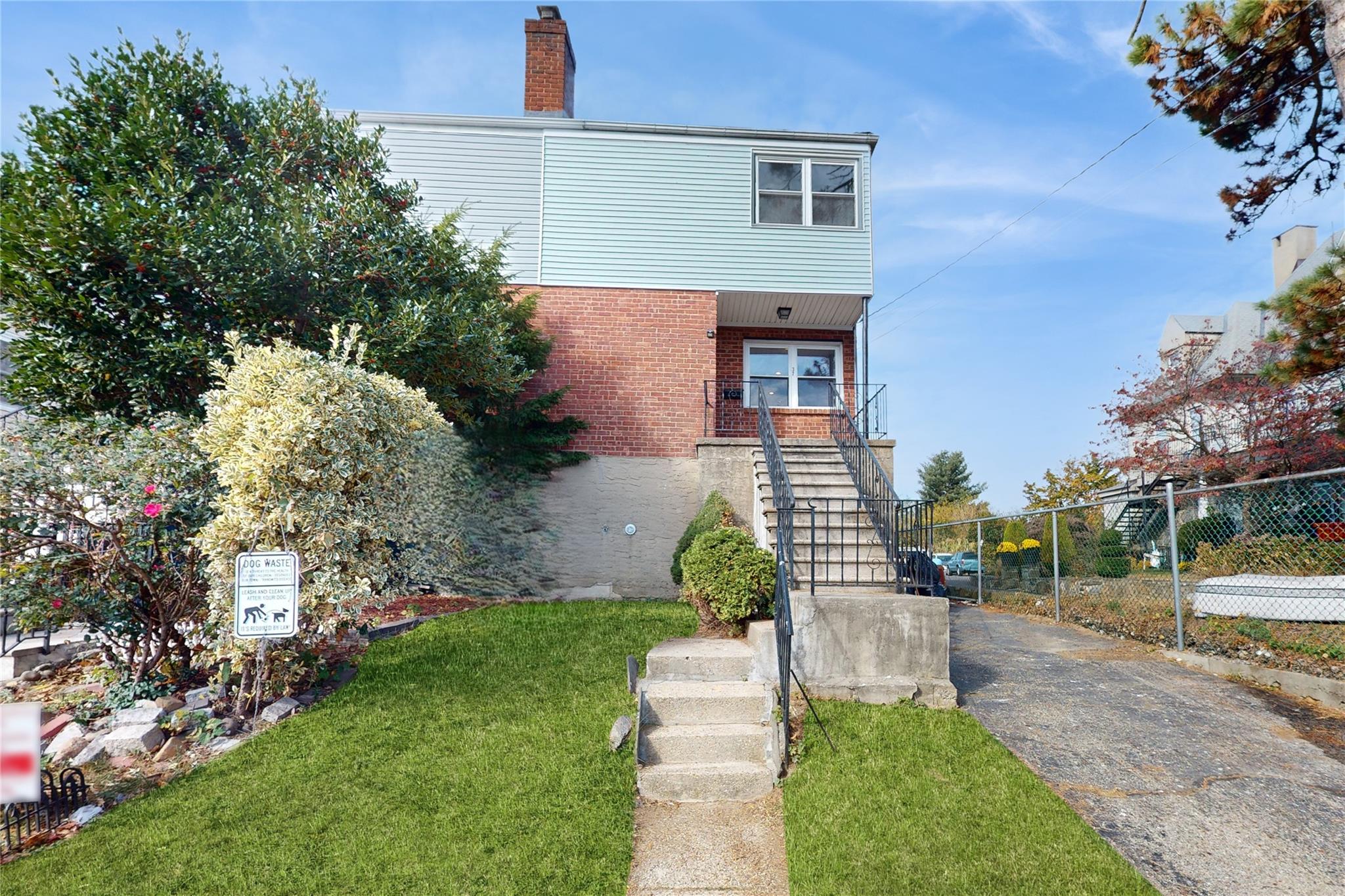 Waring Place, Yonkers, New York - 3 Bedrooms  
2 Bathrooms  
6 Rooms - 