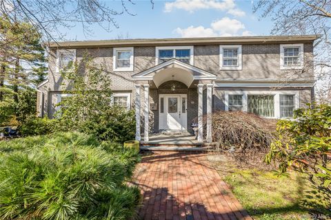 Homes For Sale - 18 Woodland Road<br/> Roslyn, NY 11576