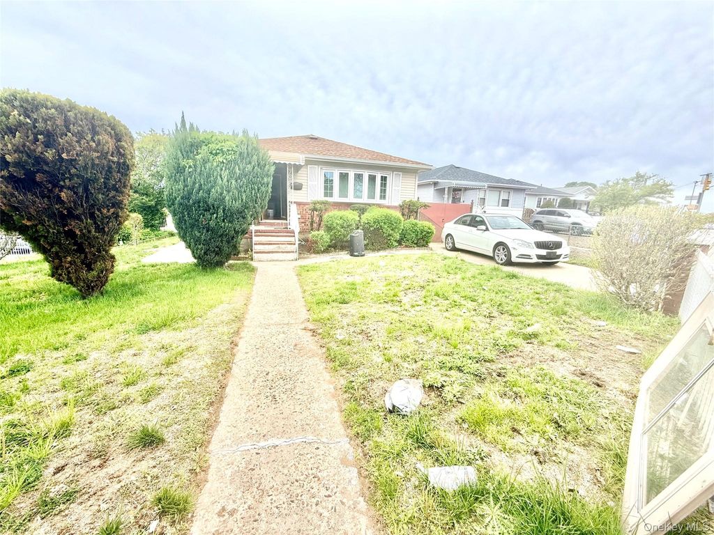 Photo of 22518 S Conduit Avenue, Springfield Gardens, NY 11413 (MLS # 999462)
