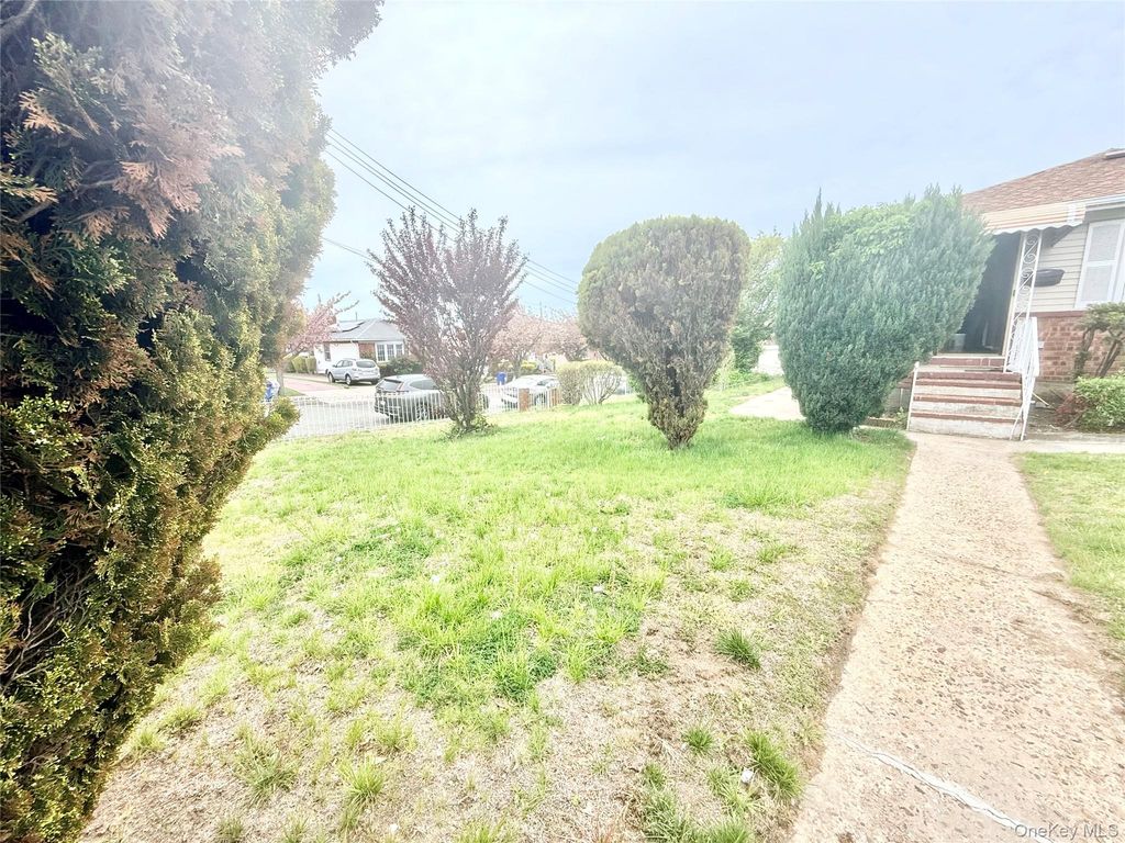 Photo of 22518 S Conduit Avenue, Springfield Gardens, NY 11413 (MLS # 999462)