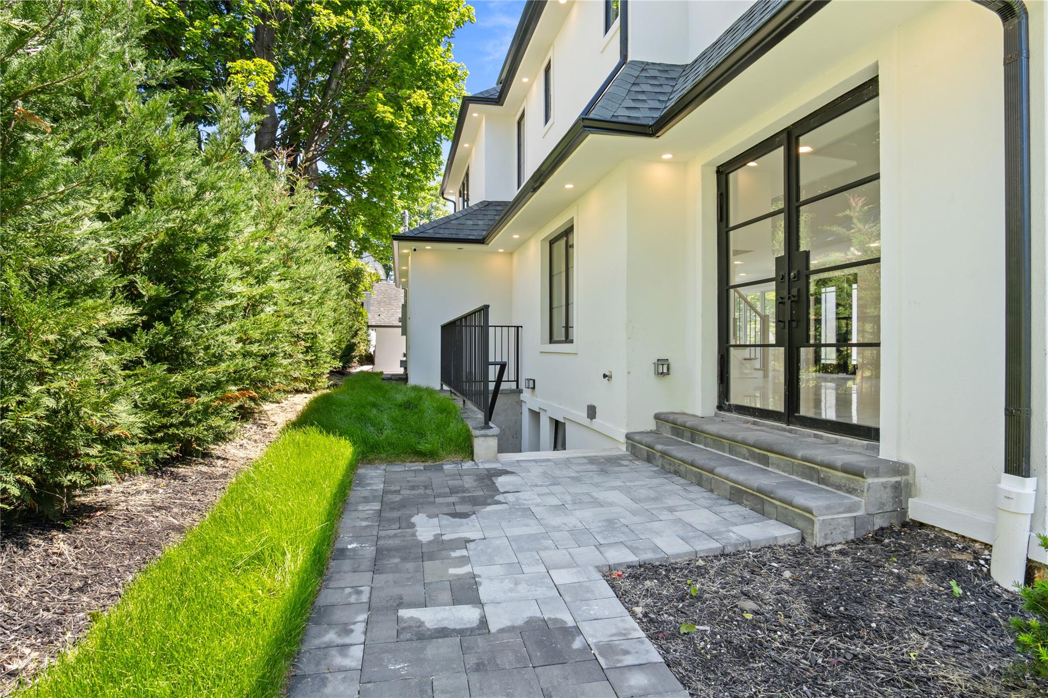 2 Henry Street, Great Neck, New York image 43