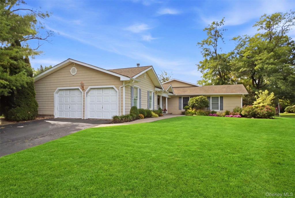 Photo of 19 Wildwood Drive, Dix Hills, NY 11746 (MLS # 1064977)