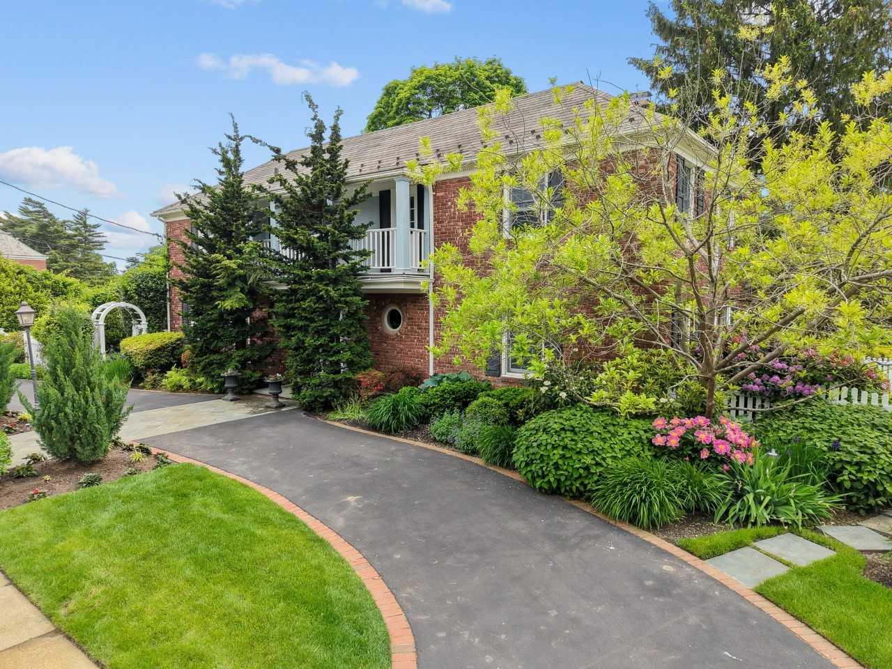 30 Leon Court, Rockville Centre, New York image 2