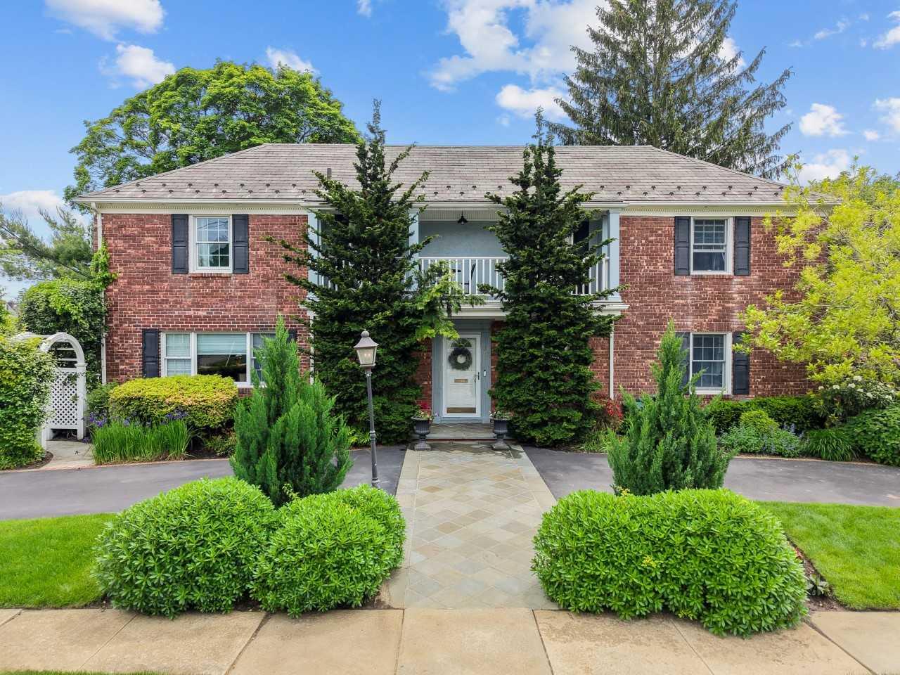 30 Leon Court, Rockville Centre, New York image 1