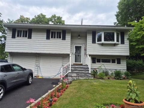 Homes For Sale - 4401 Express Drive<br/> Suffolk County, Ronkonkoma, NY 11779