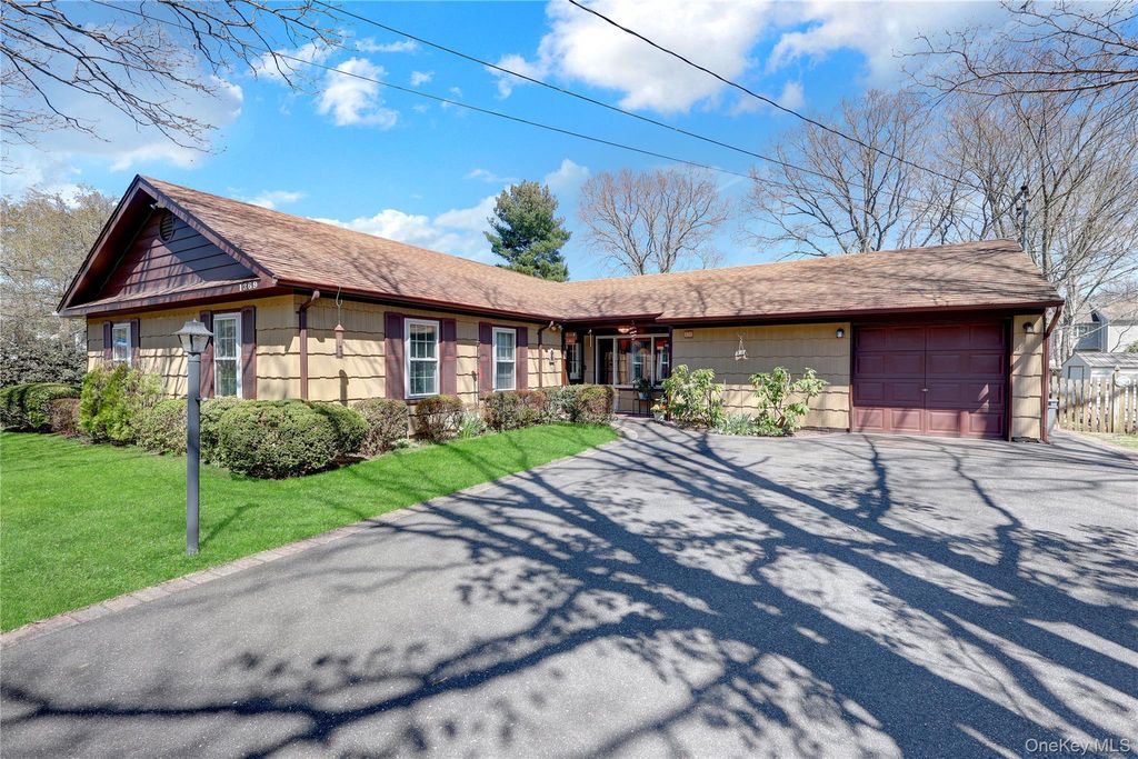 Photo of 1369 Sycamore Avenue, Bohemia, NY 11716 (MLS # 984162)