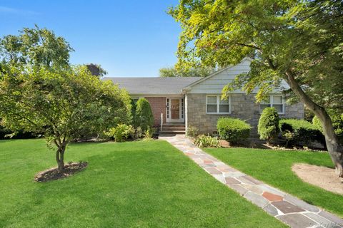 Photo of 149 Longvue Terrace, Yonkers, NY 10710 (MLS # 888375)
