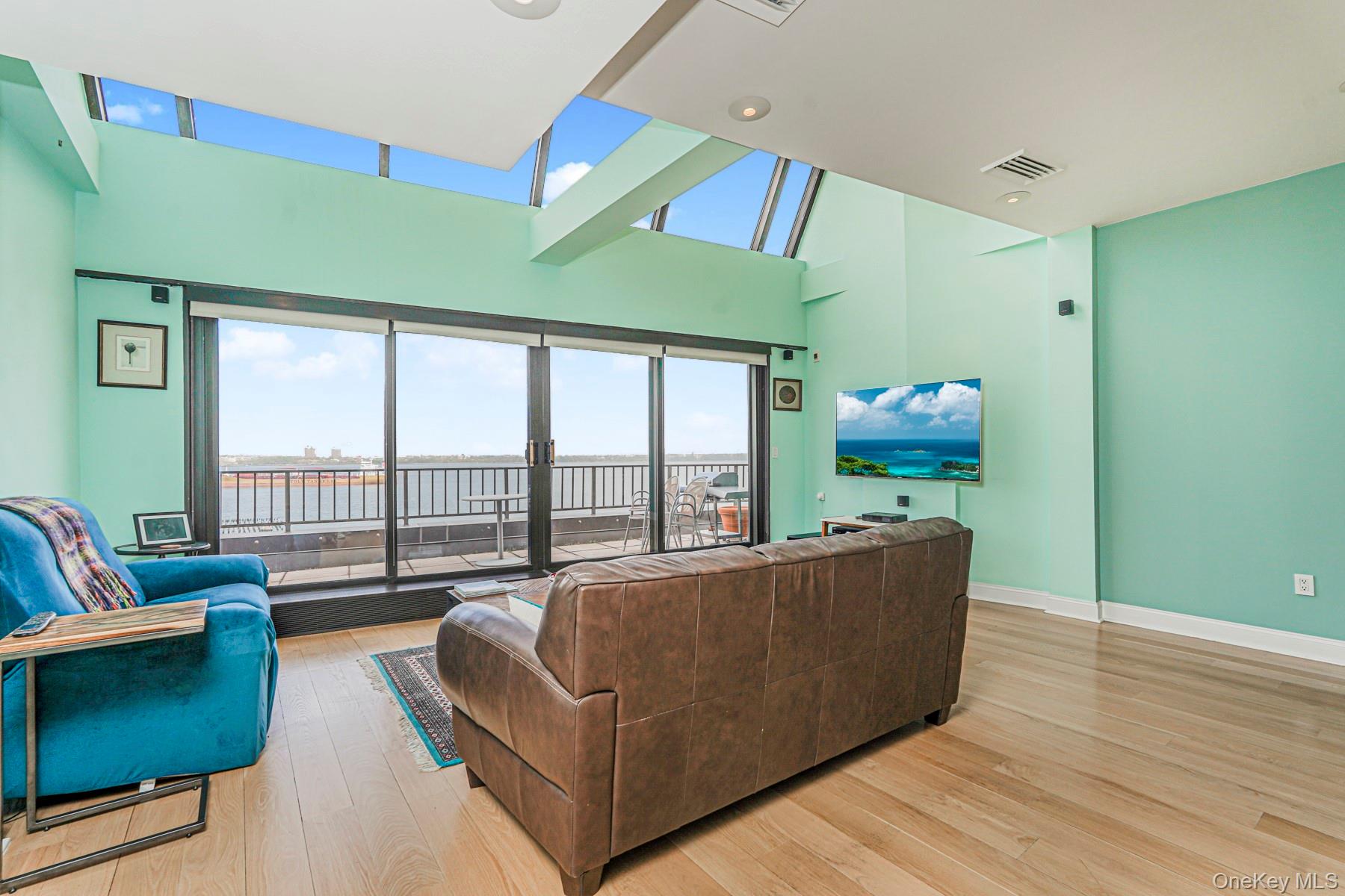 10 Bay Street Landing 8D