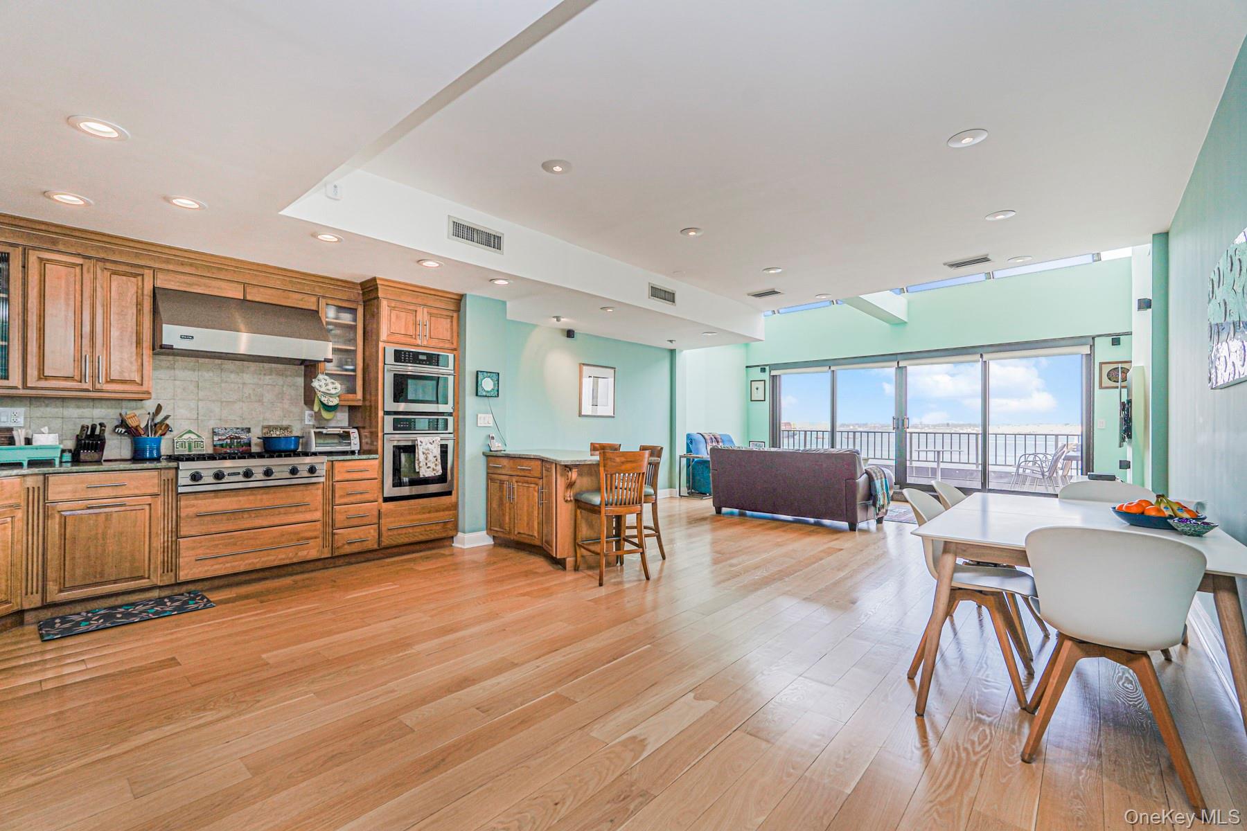 10 Bay Street Landing 8D