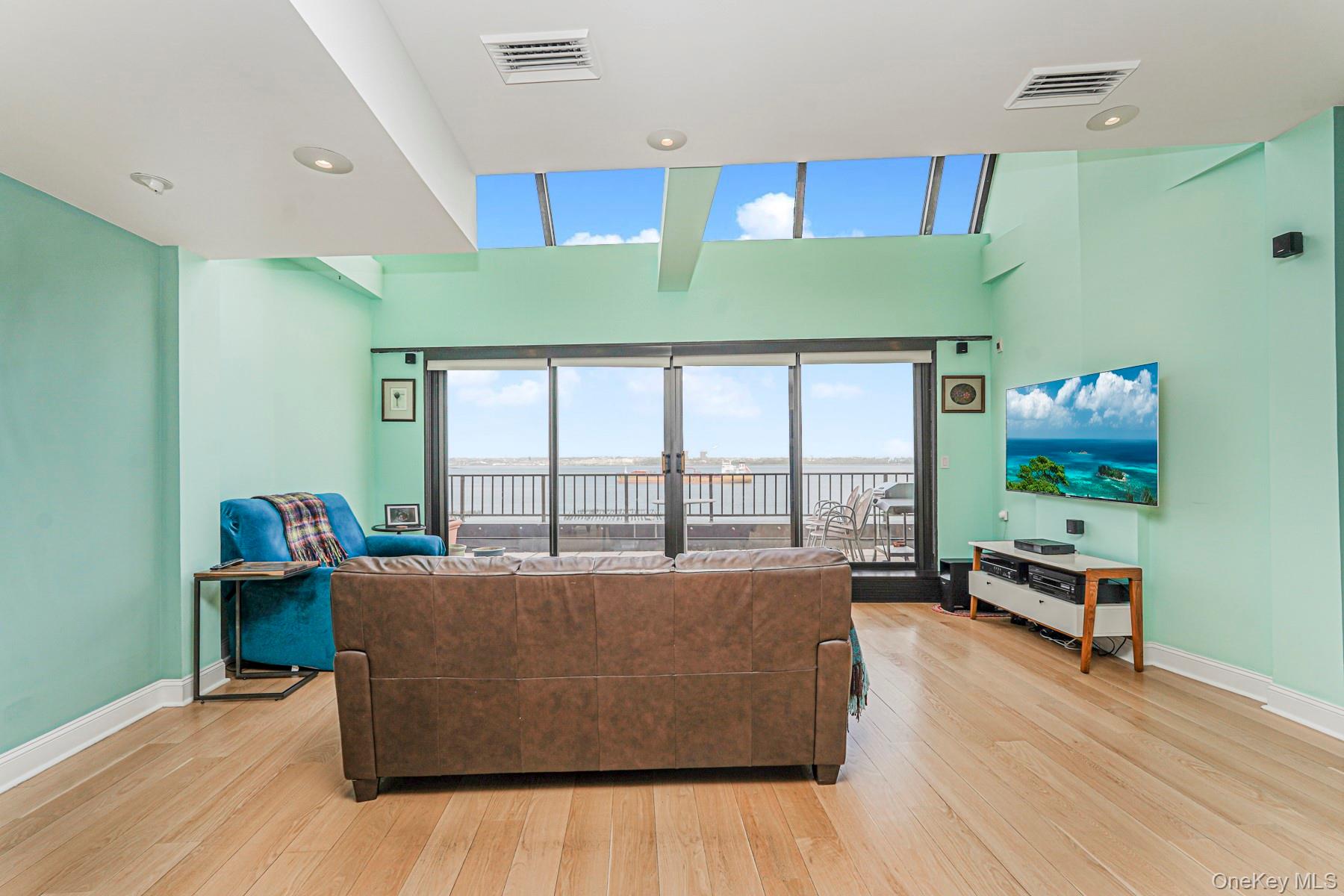 10 Bay Street Landing 8D