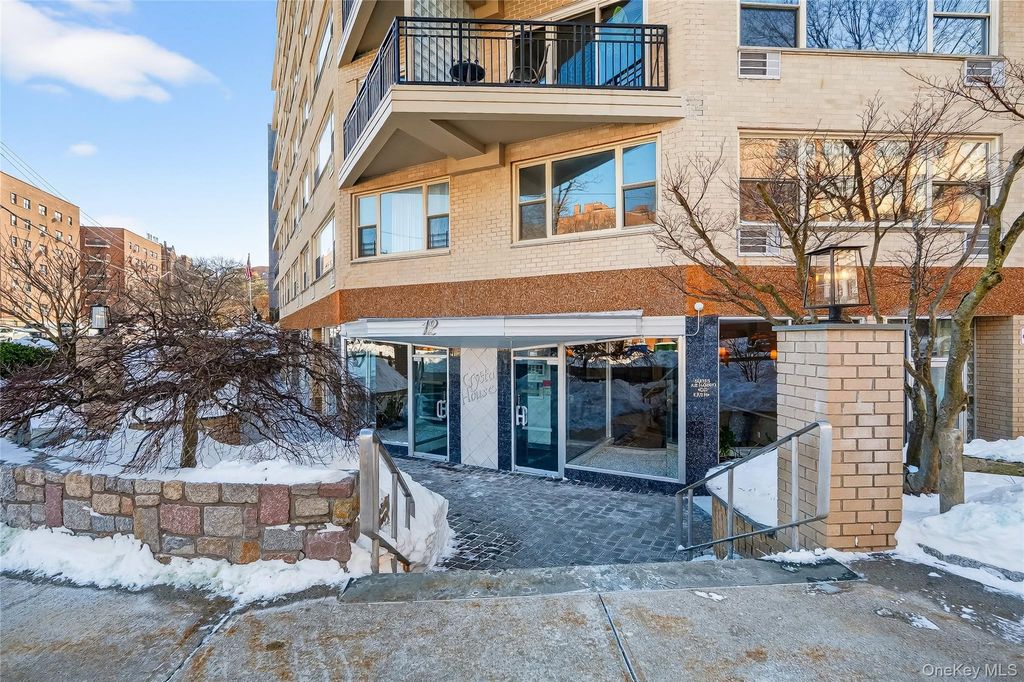 Photo of 12 Old Mamaroneck Road #2G, White Plains, NY 10605 (MLS # 951683)