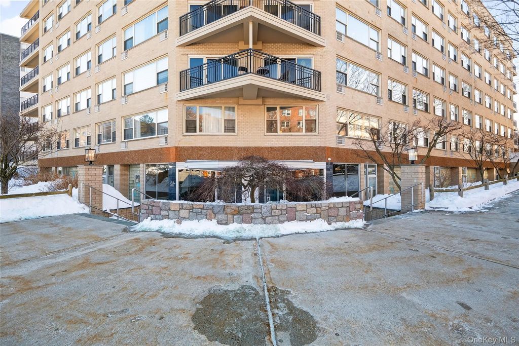 Photo of 12 Old Mamaroneck Road #2G, White Plains, NY 10605 (MLS # 951683)