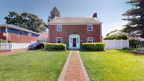 Photo of 4 Robert Place, Baldwin, NY 11510 (MLS # 899254)